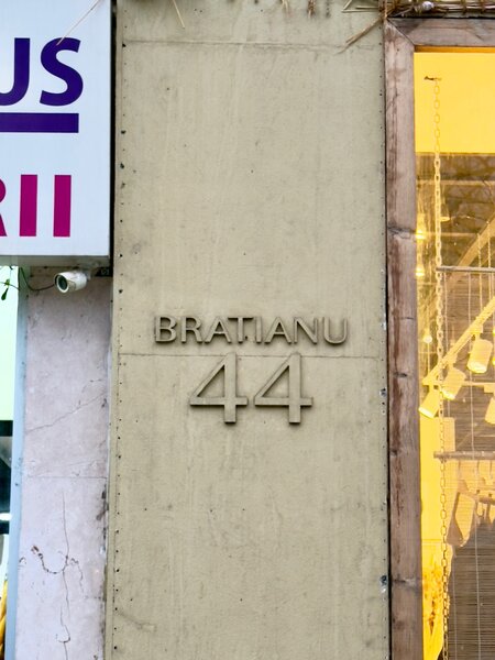 Unirii, ultracentral, vis-a-vis de Cocor, B-dul Bratianu, comision 0%.